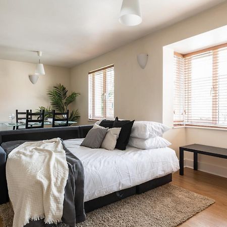 Spacious 2Br Flat - 2 Free Parking Spaces - Near Lgw Airport Κρόουλι Εξωτερικό φωτογραφία