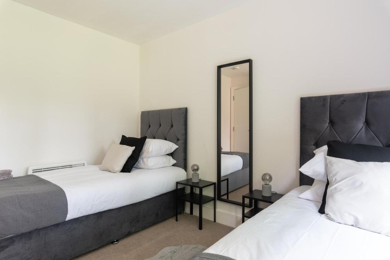 Spacious 2Br Flat - 2 Free Parking Spaces - Near Lgw Airport Κρόουλι Εξωτερικό φωτογραφία