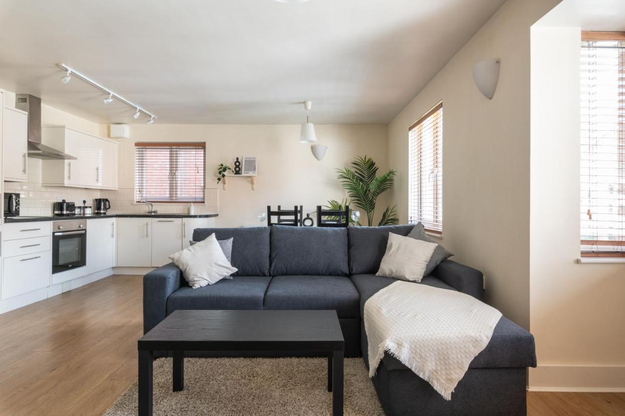 Spacious 2Br Flat - 2 Free Parking Spaces - Near Lgw Airport Κρόουλι Εξωτερικό φωτογραφία