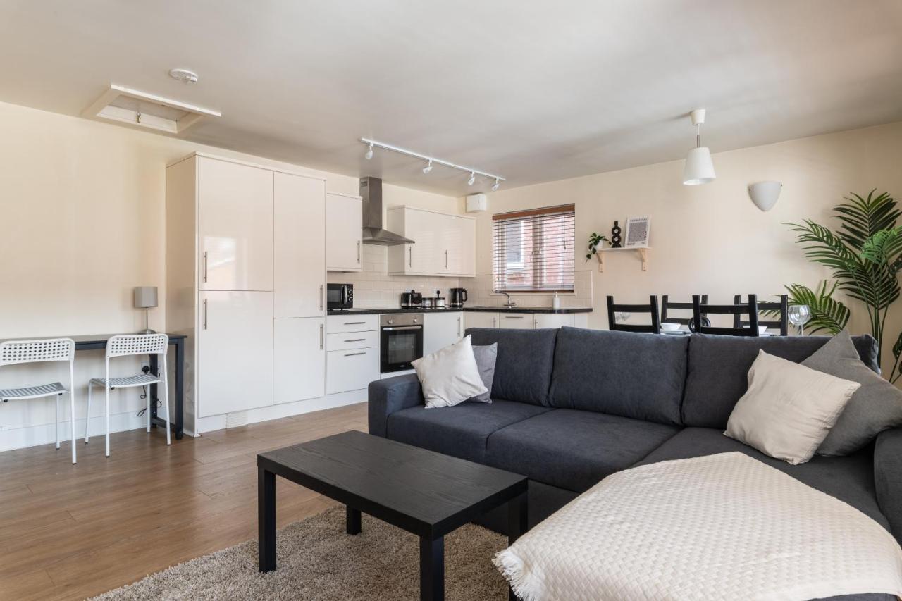 Spacious 2Br Flat - 2 Free Parking Spaces - Near Lgw Airport Κρόουλι Εξωτερικό φωτογραφία